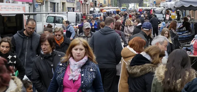 La foule dans les rues de Montigny-lès-Metz le jour de la braderie